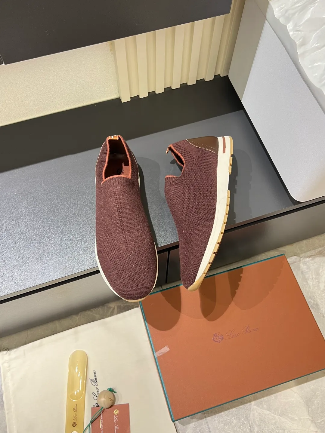 Men's Men's Shoes 💰p380 Loro Men's Shoes 💰piana/Noyo Piana 360 L Men's Shoes 💰p Flexy Walk Men's Sports Shoes These sports shoes are made of knitted wool uppers, and the heel is wrapped in smooth calf leather. Merino sheep are selected from Australia and New Zealand. The upper is machine-woven like a sweater, and then equipped with a white rubber outsole and a Kummel-colored sole. It is both beautiful and non-slip. The fabric is 100% cashmere and the insole is calf leather. It is super comfortable on the feet! Comes with full original packaging! Multiple colors available! Size: 38-44 (45 customized)
